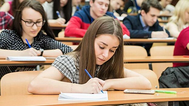 Будущим педагогам будут ежемесячно доплачивать по 4 тыс. рублей на Вологодчине