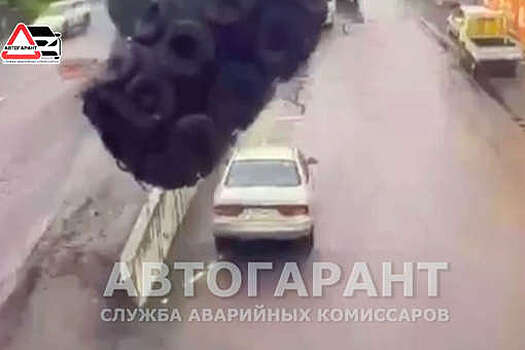 Портовый кранец свалился с грузовика и смял машину во Владивостоке