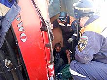 Фото: в Приморье спасатели с трудом вытащили застрявшего в кабине фуры водителя