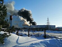 В Набережных Челнах горит бокс с пластиком и деревом на площади 300 кв. м