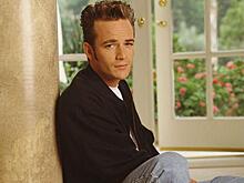 Люку Перри пришлось сбегать от толпы мечтавших получить автограф фанаток