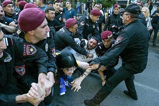 Лидер армянской оппозиции Галстанян попросил приостановить его духовную службу