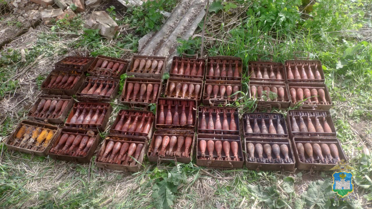 В Орловской области сотрудники полиции в заброшенном погребе обнаружили 140 минометных мин времен Великой Отечественной войны