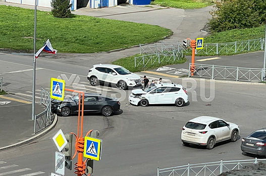 Спортивный автомобиль врезался в ограждение в результате ДТП на перекрестке в Кемерове