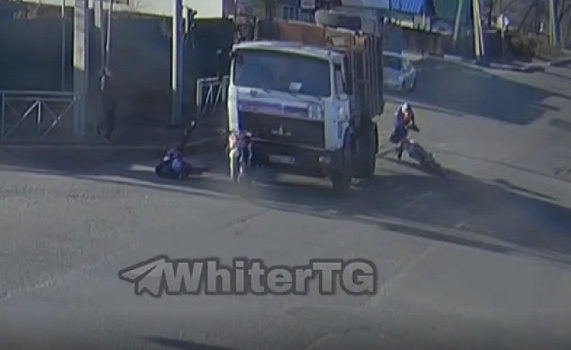 В Белогорске пьяный водитель грузовика сбил двух мотоциклистов