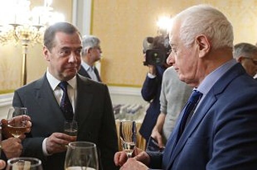 Медведев пошутил на тему новогодних праздников, процитировав Чехова