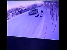 Машина сбила пешеходов с ребенком на территории больницы в Лянторе. Видео