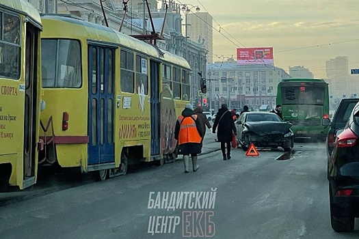 Jaguar и автобус попали в ДТП на екатеринбургской Плотинке