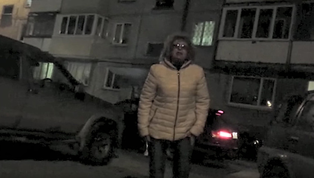 Житель Южно-Сахалинска снял на камеру уничтожение автомобиля топором