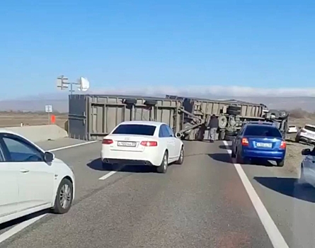 На трассе Невинномысск-Ставрополь ветер перевернул грузовик с прицепом (видео)