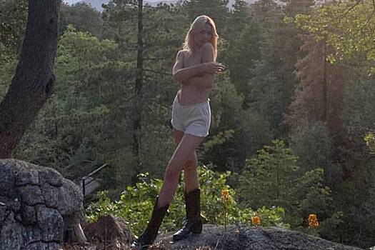 22-летняя дочь Веры Брежневой снялась топлес в лесу