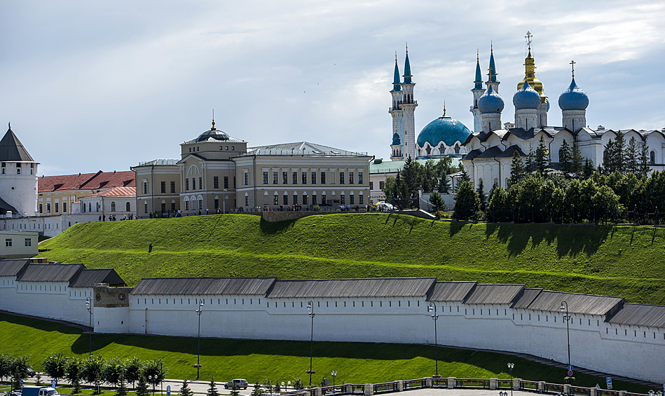 Казанский кремль - древнейшая часть Казани, комплекс архитектурных, исторических и археологических памятников, раскрывающих многовековую историю города
