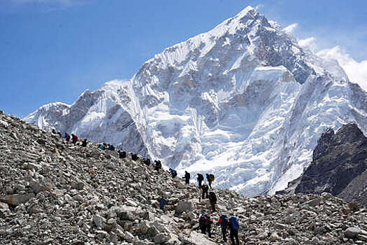 Спасатели освободили сотни человек, попавших в буран в долине Карма у Эвереста