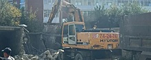В Иркутске на улице Багратиона сносят незаконно построенные гаражи