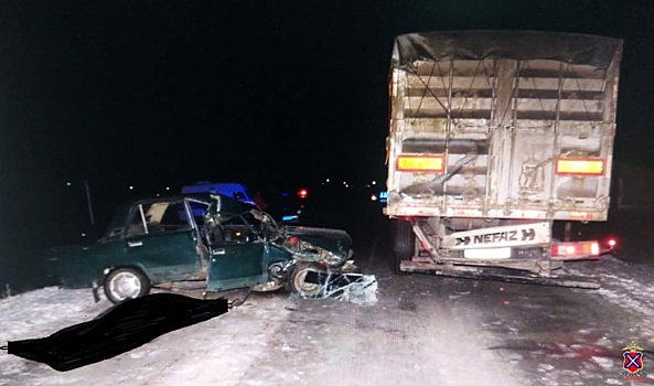 Под Волгоградом пассажир ВАЗа погиб после аварии со стоящим грузовиком