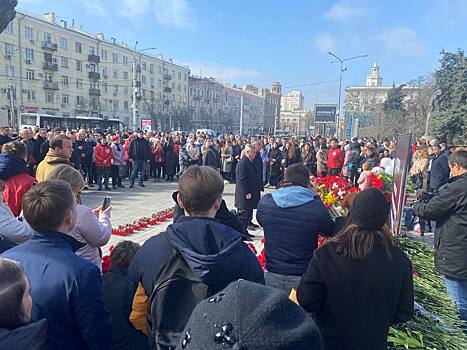 Василий Голубев возложил цветы к стихийному мемориалу в память о жертвах теракта в Красногорске