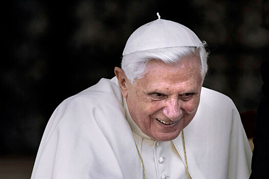В Германии судят мужчину за кражу креста папы Римского Бенедикта XVI