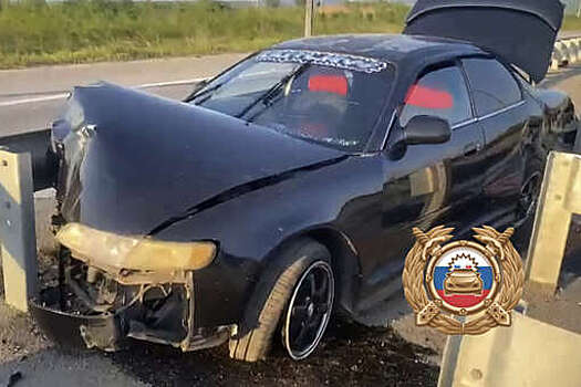 Под Хабаровском угонщик на чужой машине напоролся на дорожное ограждение