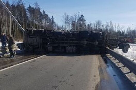 Перевернувшийся мусоровоз заблокировал съезд на КАД в Петербурге