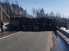 Перевернувшийся мусоровоз заблокировал съезд на КАД в Петербурге