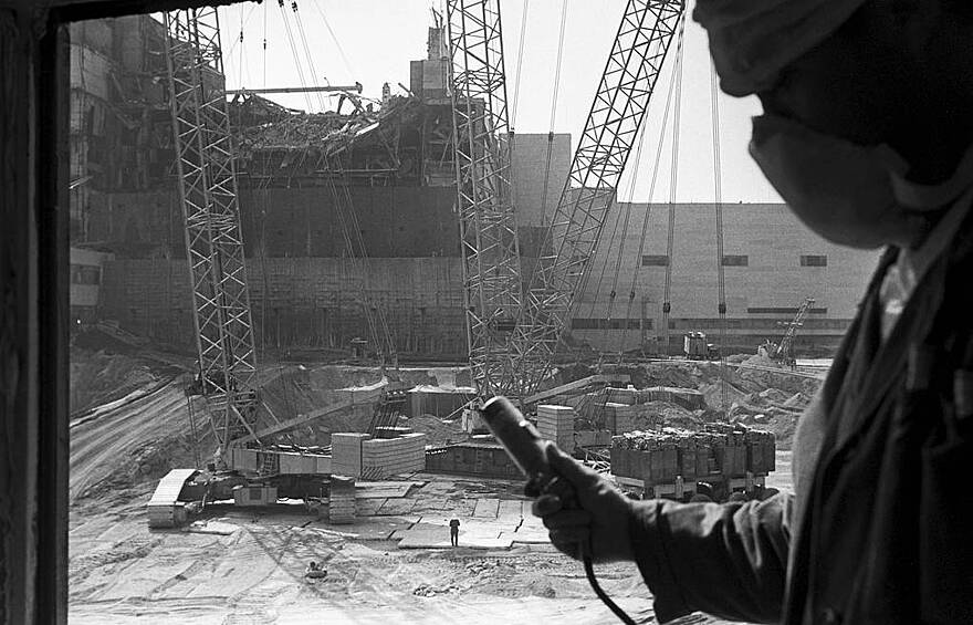 Для ликвидации последствий радиоактивной катастрофы был построен бетонный саркофаг-укрытие весом около 7000 тонн