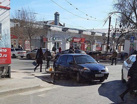 Фото дня: в Астрахани автомобиль столкнулся с тележкой