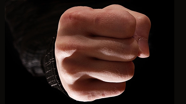 Мужчина жестоко избил пенсионерку на улице в Петербурге