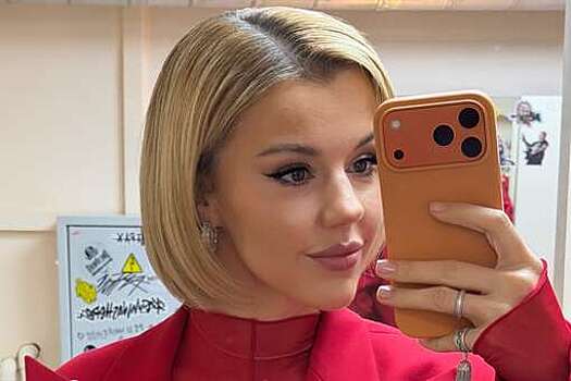 Ведущая Юлианна Караулова снялась в прозрачном топе и жакете