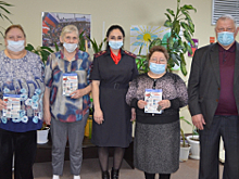 В Югре полицейские предупреждают пожилых людей об уловках кибермошенников