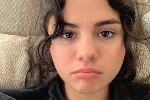 Селена Гомес восхитила фанатов снимком без макияжа