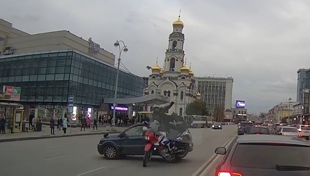 Двое нарушителей ПДД устроили аварию в Екатеринбурге. Видео