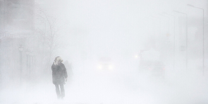 Непогода в России: ветер сносит людей с ног в Приморье, «черная» пурга накрыла Норильск