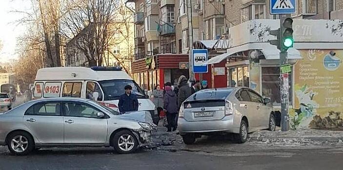 В Хабаровске автомобиль снес остановку и цветочный киоск