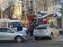 В Хабаровске автомобиль снес остановку и цветочный киоск
