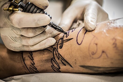 Эксперты отметили рост спроса на удаление татуировок в России