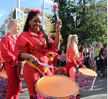 Калуга отметила День города карнавалом в африканских ритмах