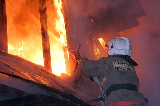 В городе Волжский на ночном пожаре в четырехэтажном доме пострадал человек