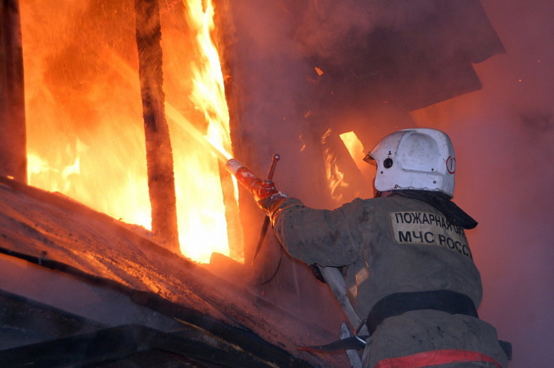 В Волгоградской области на пожаре пострадал человек. В двух разных районах огонь повредил Audi