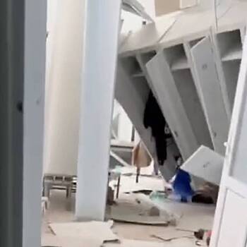 Разрушенный ракетным ударом российский спорткомплекс сняли на видео изнутри
