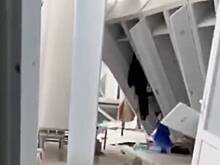 Разрушенный ракетным ударом российский спорткомплекс сняли на видео изнутри