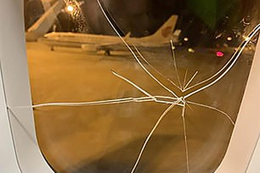 Пьяная пассажирка в полете разбила окно самолета
