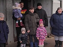 Авторы канала "Слово пацана" подарили иномарку многодетной семье из Ржева