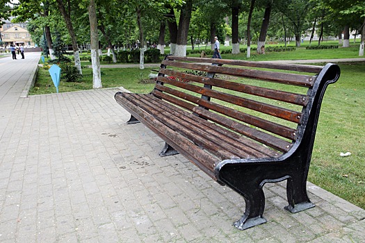 В Махачкале установят именные скамейки