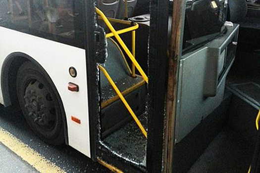 Опаздывавшая на «Сапсан» девушка разбила дверь автобуса в Петербурге