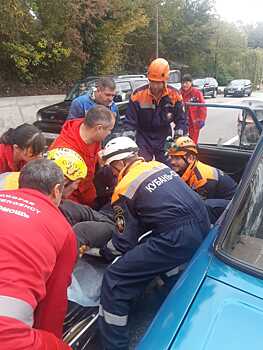Спасатели достали водителя из искореженного салона автомобиля после ДТП в Сочи