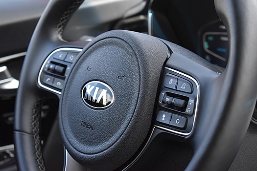 Владелец иномарки перестарался с парковкой и заехал на газон у дома по Перервинскому бульвару