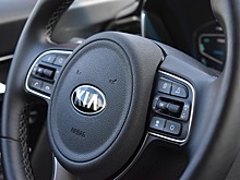 Владелец иномарки перестарался с парковкой и заехал на газон у дома по Перервинскому бульвару