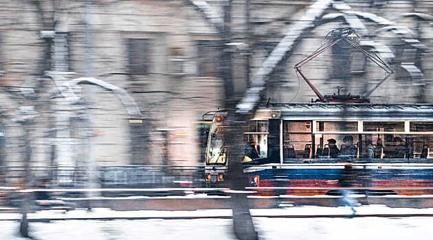 Трамвай насмерть сбил в Казани 15-летнюю школьницу: тело девочки не могут достать из-под состава