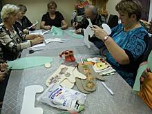 Готовясь к Новому году, пенсионеры осваивают традиционное русское ремесло