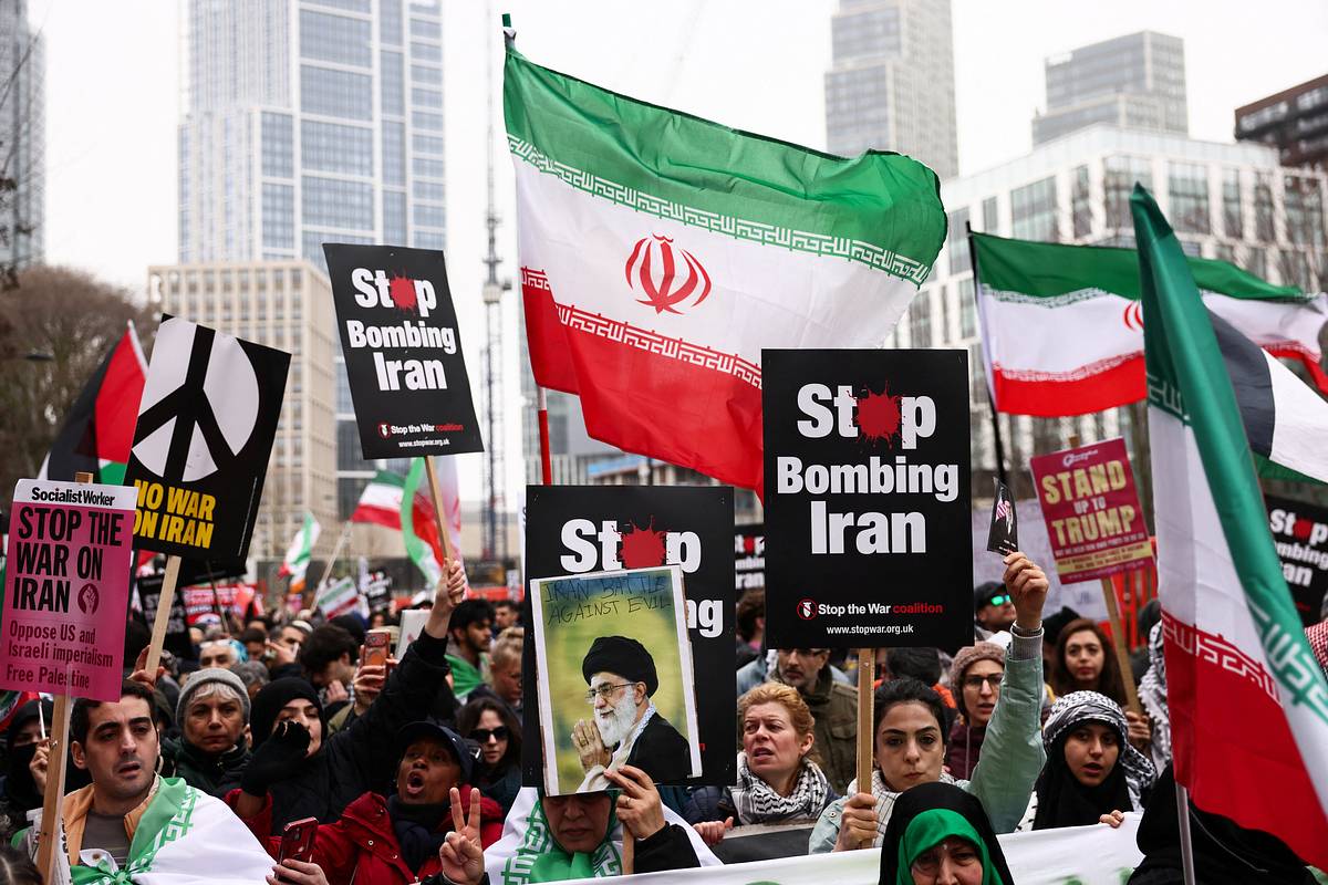 Тысячи людей вышли на улицы Лондона из-за ударов по Ирану
